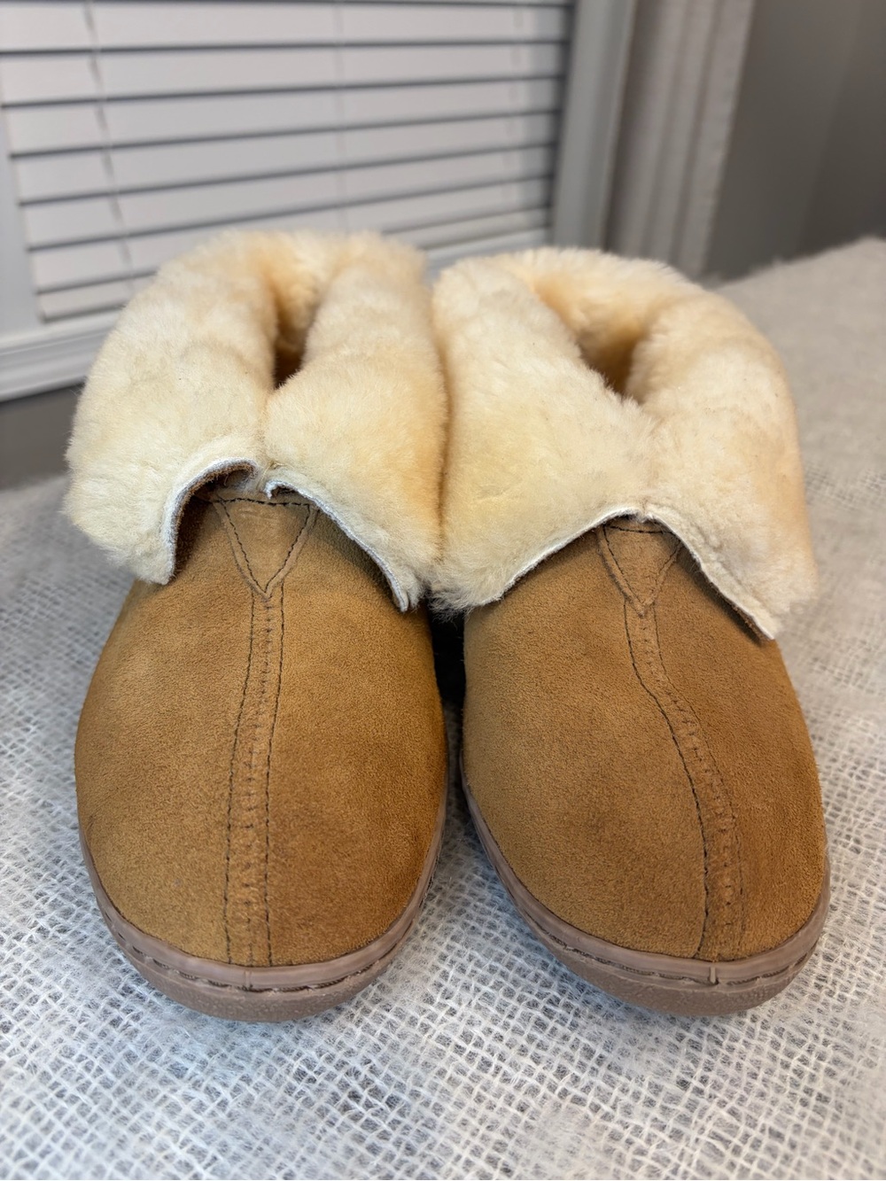 Minnetonka EUC Tan Suede sheep fur lined Booties Moccasins Size 7 women’s